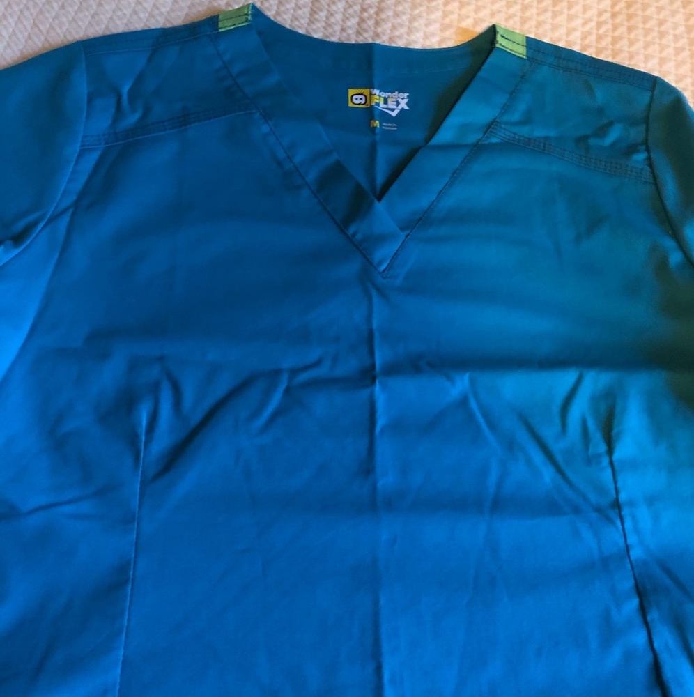 WONDER FLEX SCRUB TOP